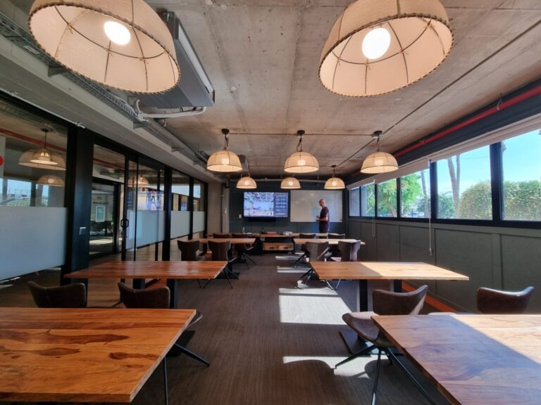 הכיתה המהממת שבה יועברו הקורסים של MEDIA ROOM